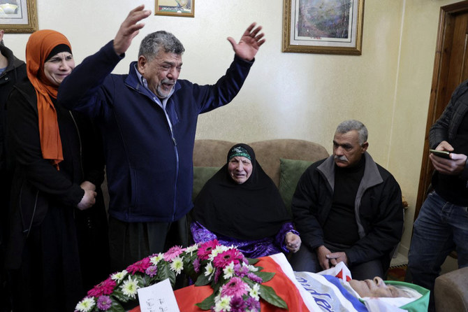 2022年1月にイスラエル兵らによって縛られ、一時的に猿ぐつわをさせられ、目隠しされ、冷たい地面の上に放置されたのちに死亡したオマル・アサド氏（78）の葬儀において、嘆き悲しむパレスチナ人の親戚たち。（AFP）