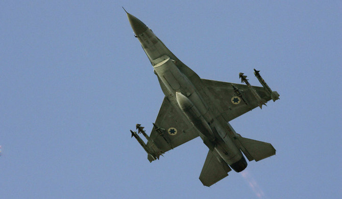 イスラエル北部の空軍基地からレバノンでの任務に向けて離陸するイスラエルのF-16戦闘機。（AP）