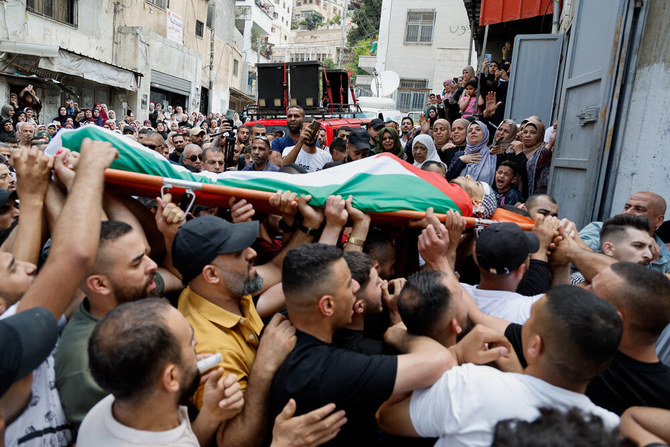 イスラエル支配下のヨルダン川西岸地区に位置するナブルスのアル・アイン難民キャンプで行われた葬儀で、イスラエル軍の攻撃によって殺害されたカリル・アル・アニス氏の遺体を運ぶ葬列者たち。2023年6月15日（ロイター）