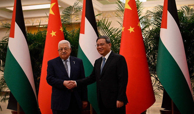 15日、北京の人民大会堂でパレスチナのマフムード・アッバース大統領を迎える中国の李強首相。（AFP）