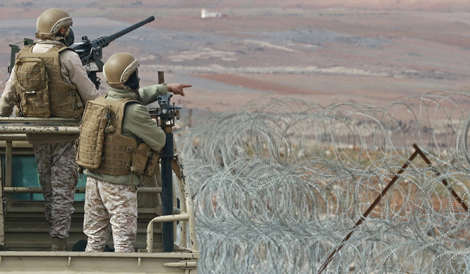 密輸を阻止するためにシリアとの国境沿いをパトロールする兵士たち。ヨルダン軍が主催したツアーの際に撮影された写真。2022年2月17日。（AFP）