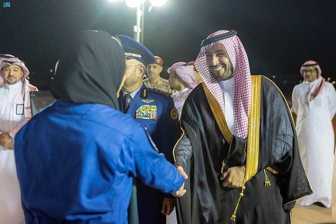 キング・ハーリド国際空港でサウジアラビア人宇宙飛行士を迎える当局者。（SPA）