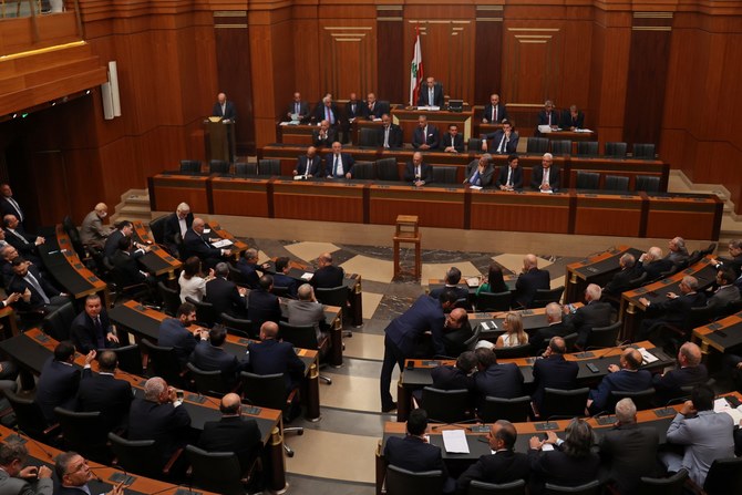イランの支援を受けた強力な組織ヒズボラとその反対勢力の間に激しい分断が存在する中、新大統領選出のための12回目の議会に出席するレバノンの議会議員ら。2023年6月14日、首都ベイルートの都心地区。レバノンでは国家元首が空位になってから8ヶ月が経つ。（AFP）