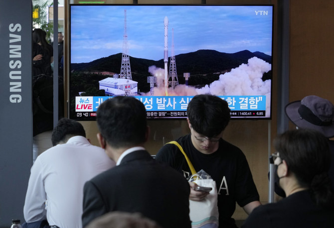 北朝鮮のロケット発射のファイル画像を伝えるニュース番組が映ったテレビ画面。2023年6月19日(月)、韓国ソウルのソウル駅。(AP)
