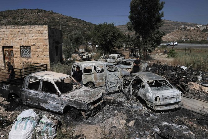 イスラエル人入植者らによって放火されたとされる黒焦げの車。2023年6月21日、ヨルダン川西岸地区のアル・ルバン・アル・シャルキヤ。（AFP）