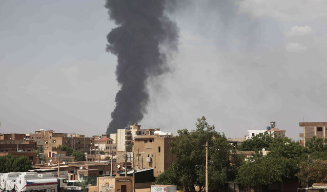 2023年6月8日木曜日、スーダン国軍と準軍事組織の即応支援部隊（RSF）との戦闘が続く中、首都ハルツーム上空に立ち上る煙。（AFP/ファイル）