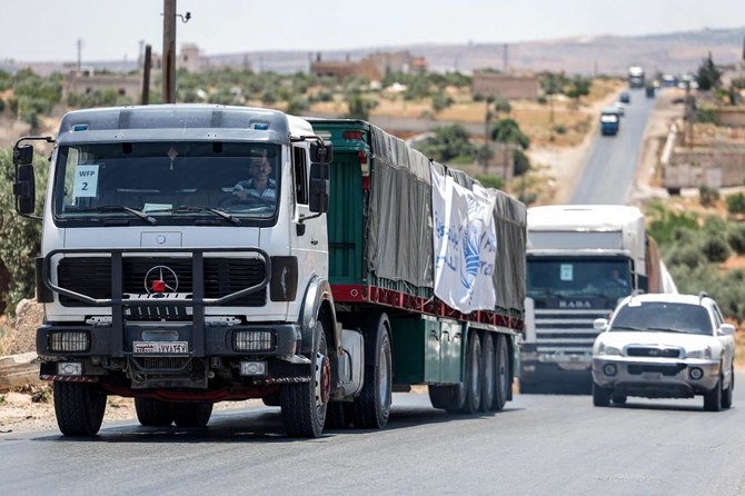 シリア・イドリブ県北西部の反体制派地域に国連の支援物資を運ぶトラックの列（2023年6月23日）。（AFP）