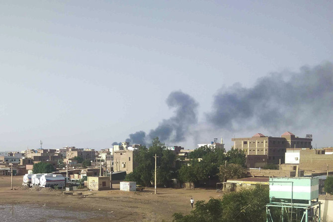 対立勢力間の衝突が再び発生したスーダンの首都ハルツームで6月23日、煙が立ち上る。（AP）