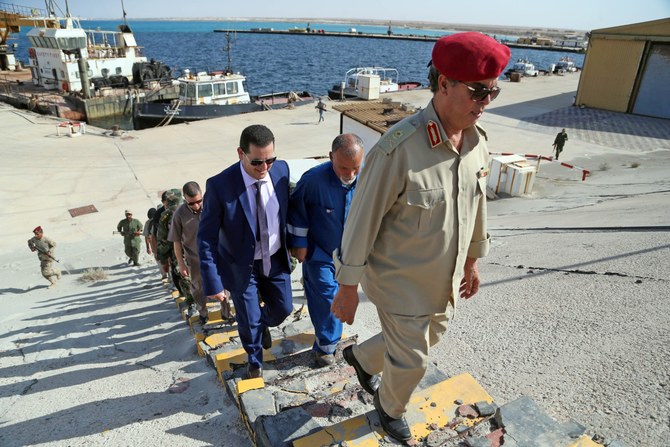 リビア東部政府のAbdulHadi Al-Hawaij外相（左）が同国東部のアル・シドラ石油港を訪問した際の資料写真。（AFP）
