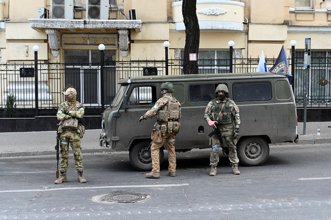 ロストフ・ナ・ドヌにある南部軍管区本部の外で警備に立つ民間軍事会社「ワグネル・グループ」の隊員ら。(ロイター通信)