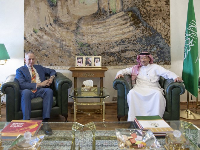 サウジアラビアのワリード・アル・クライジ外務副大臣が米国のマイケル・ラトニー大使を招いて会談を行った。（SPA）