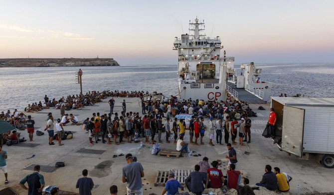 イタリア・シチリアのランペドゥーザ島で、イタリア沿岸警備隊の船に乗り込もうとする移民たち（2022年8月3日撮影）。（AP）