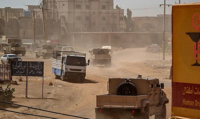 2023年6月26日、ハルツームの路上を走るスーダン軍の装甲車。反乱軍が部隊を攻撃する中、少なくとも14人の市民が死亡した戦闘でハルツーム警察本部を準軍事組織に奪われ、スーダン軍は現在多面的な課題に直面している。（AFP）