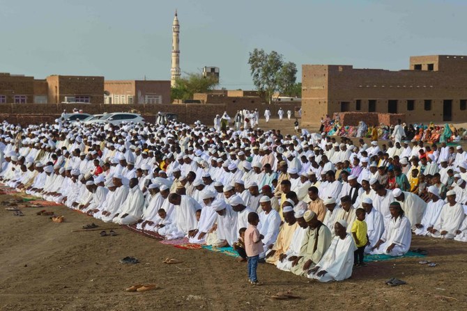 ハルツームでの暴力から逃れたスーダン人のイスラム教徒たちが2023年6月28日、ハルツーム南部のジャジーラ州でイード・アル・アドハーの朝の礼拝に集まった。（AFP）