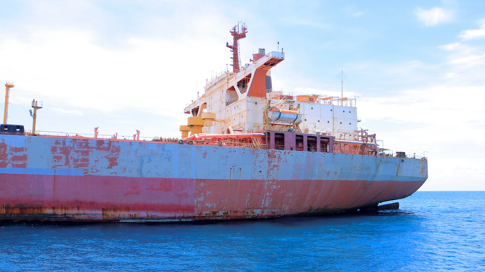 国連主導の原油回収作業を待つ、ラス・イッサ沿岸沖の紅海に係留された老朽化の進むFSOセイファー。（AFP）