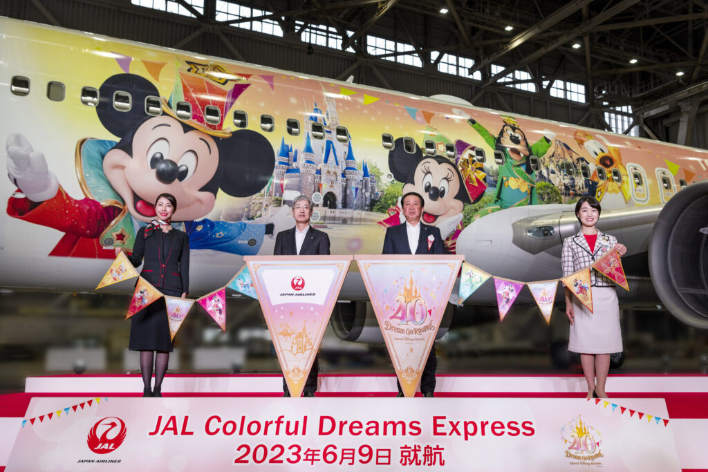 同日午後に羽田空港発着の周遊フライトで運航を始め、来年4月ごろまで羽田と、札幌、大阪、広島、福岡、鹿児島、沖縄を結ぶ国内線で運航する。(Twitter/@TDR_PR)