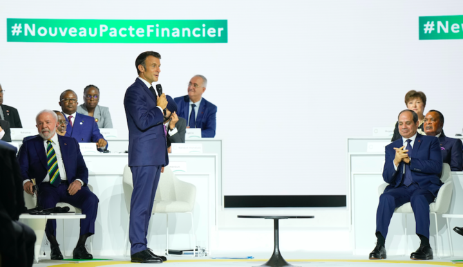 2023年6月23日（金）、パリで開催された「新グローバル金融協定のためのサミット」の閉会式で演説するフランスのエマニュエル・マクロン大統領（中央）と、耳を傾けるブラジルのルイス・イナシオ・ルーラ・ダ・シルバ大統領（左）とエジプトのアブドゥルファッターハ・エルシーシ大統領（右）。（AP）