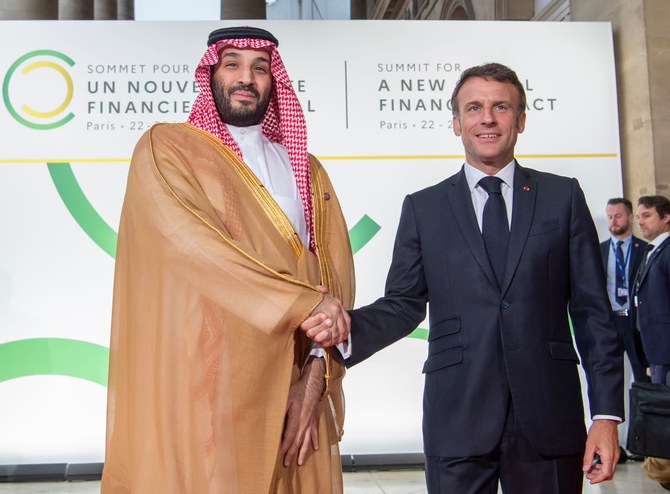 エマニュエル・マクロン仏大統領と握手するサウジアラビアのムハンマド・ビン・サルマン皇太子。（SPA）