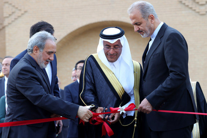 リヤドのイラン大使館再開を祝う式典に出席するサウジアラビアとイランの政府関係者（File/AFP）