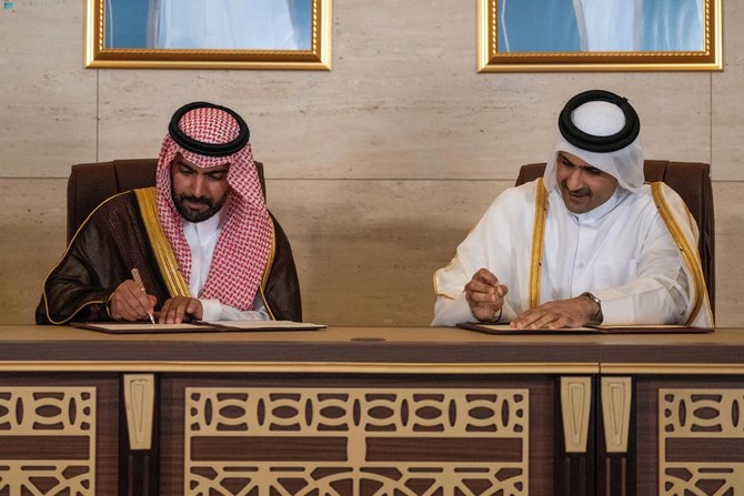 カタールの文化大臣と基本合意書に調印した、サウジアラビア文化大臣のバドル・ビン・アブドゥラー王子。（SPA）