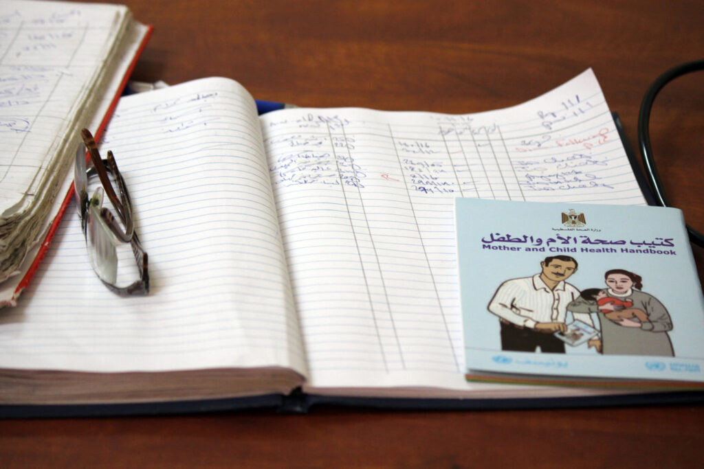 UNRWAによると、手帳はパレスチナにおいて市民の健康増進のためのツールとなっている。（UNRWA）
