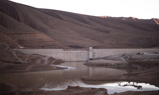 水位が低くなっているモロッコのティネリール近郊のトドラダム周辺。（AP）