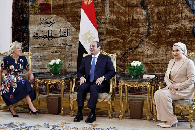 カイロで米国大統領夫人ジル・バイデン氏を歓迎する、エジプトのアブドゥルファッターハ・エルシーシ大統領（中央）と大統領夫人エンティサール・アメール氏（右）（AFP）