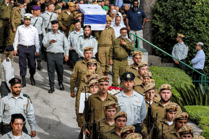 イスラエルでの葬儀で、エジプトとの国境をまたぐ事件で死亡した3人のイスラエル兵士の1人であるオリ・イザク・イルズ二等軍曹の棺の前を行進する兵士たち。（ファイル/AFP）