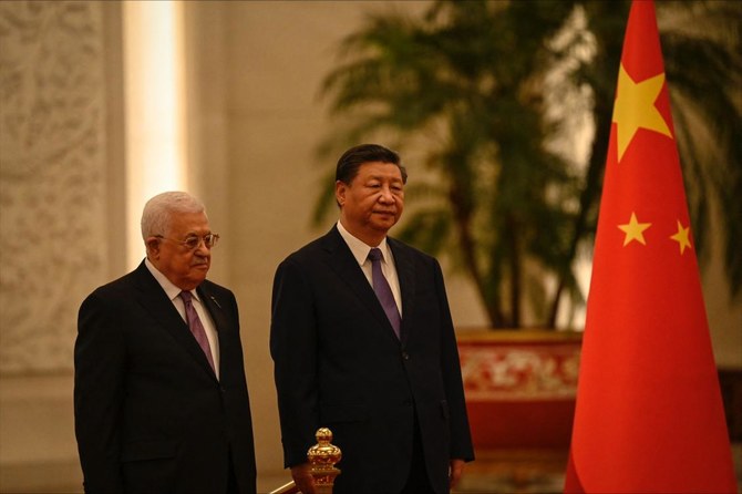 北京の人民大会堂で行われた歓迎式典に出席した、中国の習近平主席（右）とパレスチナのマフムード・アッバース大統領。（AFP）