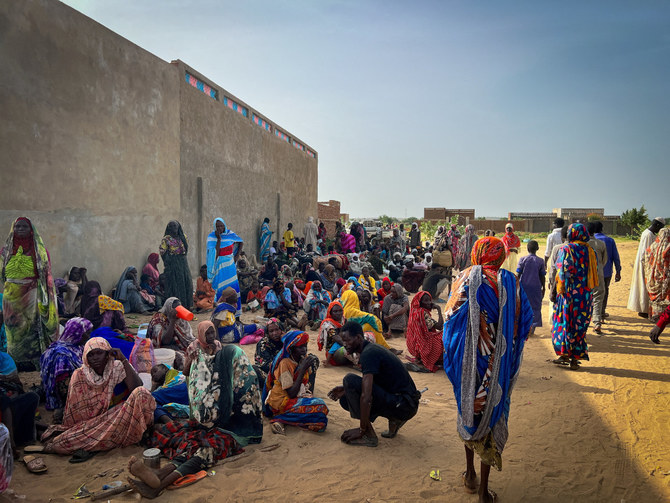 戦闘で負傷し西ダルフール州から逃れてきた人々を治療している国境なき医師団（MSF）チームのもとに集まるスーダン難民たち。2023年6月16日、チャドのアドレ病院。（写真：Mohammad Ghannam/MSF、ロイター経由）