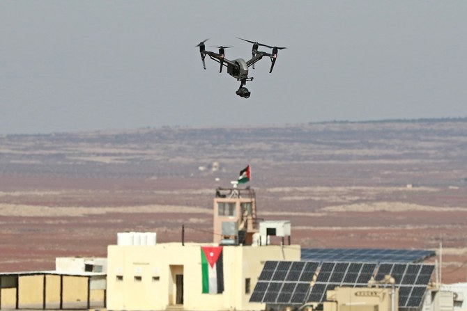 シリアとの国境沿いの監視所の上空を飛行するドローン。2022年2月17日、ヨルダン軍が主催したツアー中に撮影された写真。（AFP）