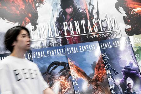 2023年6月19日、東京都心の家電量販店で、スクウェア・エニックスが開発・販売を手がけるビデオゲームシリーズ「ファイナルファンタジー」の最新作のディスプレイの前を通り過ぎる男性。（AFP）