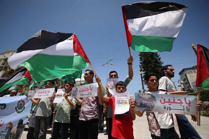 イスラエルによるヨルダン川西岸地区の急襲を受け、2023年6月19日のガザでの抗議活動中に集まったパレスチナ人集団ハマスの支持者。（AFP）