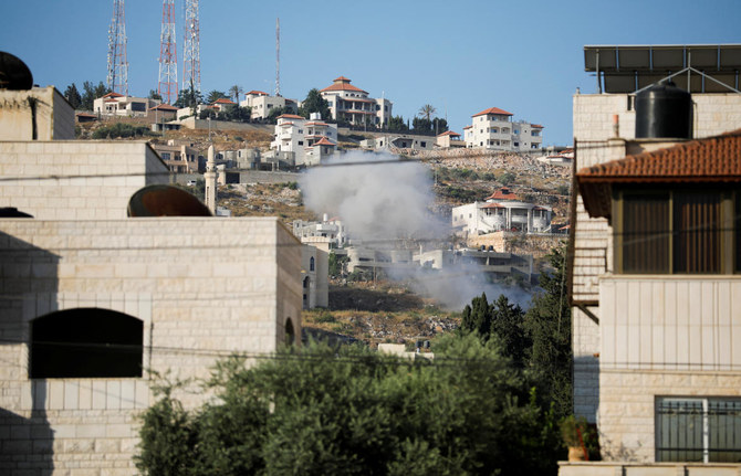 2023年6月19日、イスラエル占領下のヨルダン川西岸、ジェニン地区でイスラエル軍の襲撃を受け、空中に煙が上がっている様子（ロイター）