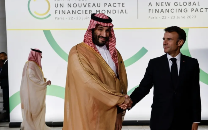2023年6月22日、パリで開催される「新グローバル金融協定サミット」のためにPalais Brogniartに到着し、写真撮影に応じるフランスのエマニュエル・マクロン大統領（右）とサウジアラビアのムハンマド・ビン・サルマン皇太子。（AFP）