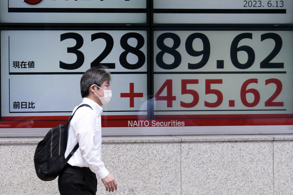 日経平均株価は3日続伸し、1.8%高の3万3018円65銭まで上昇した。(資料/AP)