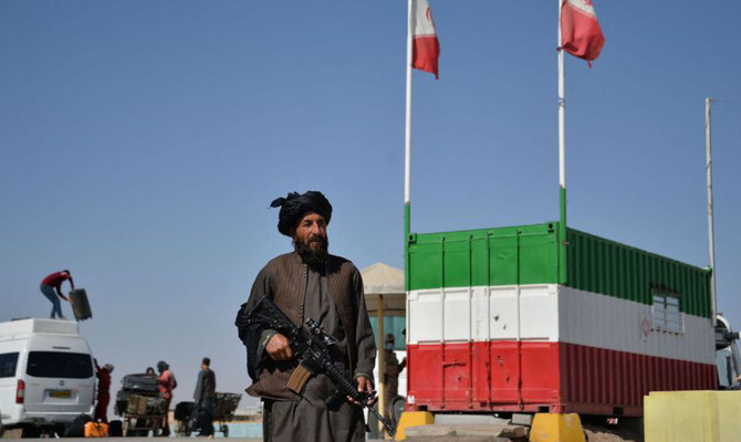 警備にあたるタリバンの戦闘員。イランとアフガニスタンの間のイスラム・カラ国境検問所。（AFP/ファイル）