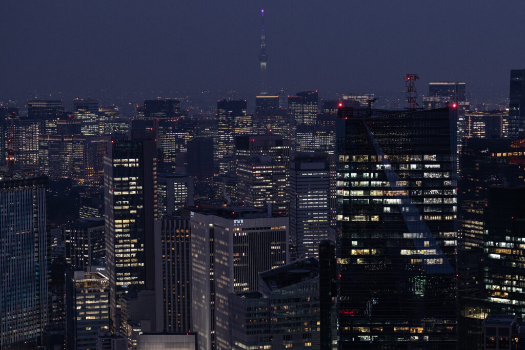 NHKでは地震でエレベーターに閉じ込められたときのガイドラインを掲載している。(AFP)