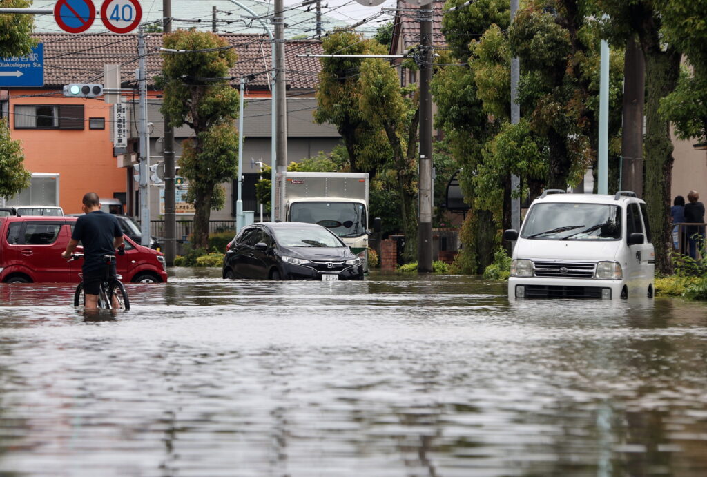 日本の太平洋側を襲った大雨によって、いまだに3人が行方不明となっている。（資料/EPA）