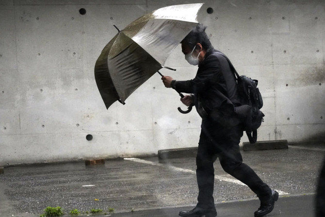 気象庁によると、この台風は、金曜日午後の時点で最大時速82kmの風速を維持しており、東北東に時速25kmで移動している。（AP）