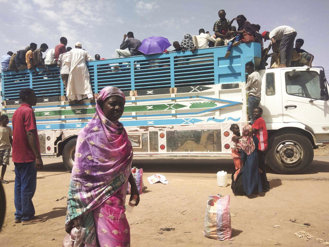 停戦を利用して、スーダン・ハルツームでの激しい戦闘から逃れるためにトラックに乗る住民たち（2023年6月19日）。（AP）