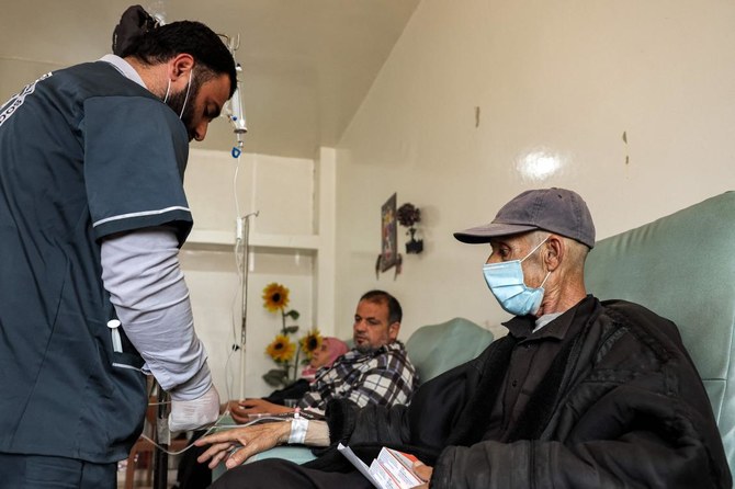 2月6日の地震でトルコ側の医療施設が破壊された後、アンカラは、イドリブからの患者の唯一のアクセスポイントであるバブ・アル・ハワ国境からの医療訪問を停止した。（AFP）