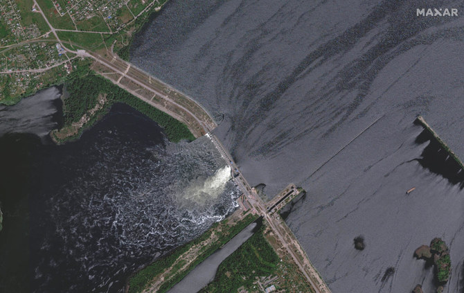 ヘルソン州のノバハコフカ・ダムの衛星写真（ロイター）