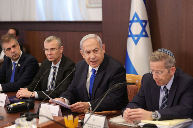 イスラエルのベンヤミン・ネタニヤフ首相（左から2番目）がエルサレムにある自身の事務所で週次閣議に出席している。2023年6月25日（AFP）