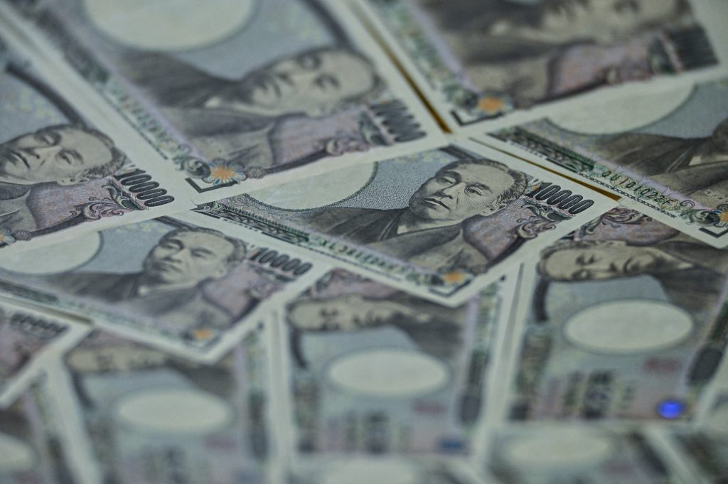 鈴木俊一財務相は２８日、渋沢栄一の肖像を採用した１万円札などの新紙幣について、２０２４年７月前半をめどに発行を始めると正式に発表した