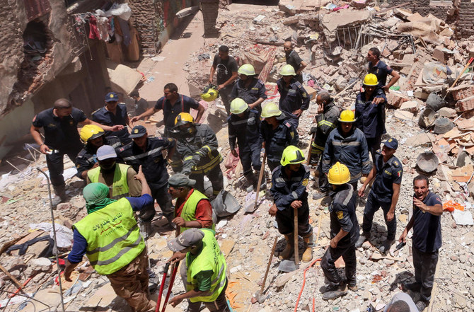 2023年7月17日、エジプト、カイロのハデク・アルクバ地区で、倒壊により数人が死亡した5階建てアパートの瓦礫の中から生存者を捜索するエジプトの緊急援助隊救助チーム。（ロイター）