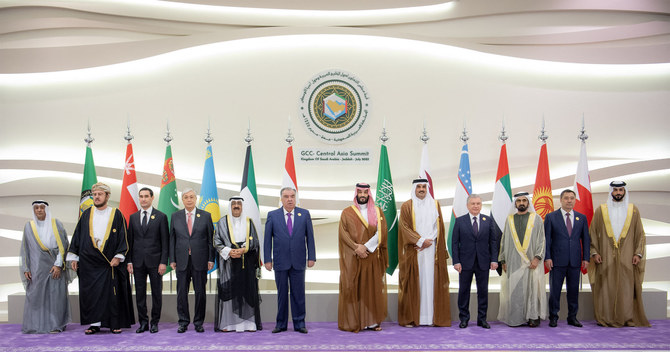 ジェッダで開催されたGCC・中央アジアサミットで撮影された集合写真。(左から)ジャーセム・アル・ブダイウィGCC事務総長、オマーン副首相アサード・ビン・アル・サイード・ターリク殿下(スルターン国王代理)、キルギスのサディル・ジャパロフ大統領、カザフスタンのカシム・ジョマルト・トカエフ大統領、クウェートのシェイク・ミシャール・アル・アフマド・アル・ジャベール・アル・サバーハ皇太子、タジキスタンのエモマリ・ラフモン大統領、サウジアラビアのムハンマド・ビン・サルマン皇太子、カタールのシェイク・タミーム・ビン・ハマド・アール・サーニ首長、ウズベキスタンのシャフカト・ミルジヨエフ大統領、UAEのシェイク・ムハンマド・ビン・ラーシド・アール・マクトゥーム副大統領兼首相兼ドバイ首長、トルクメニスタンのセルダル・ベルディムハメドフ大統領、バーレーンのシェイク・ナーセル・ビン・ハマド・アル・ハリファ首長(バーレーン国王代理)。(SPA)