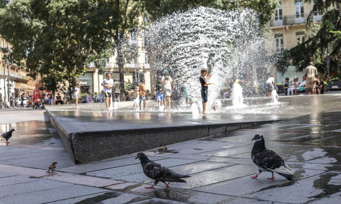 2023年7月18日、フランス南西部トゥールーズの噴水で涼む人々。（AFP）