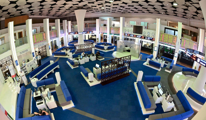 金融市場をフォローするトレーダーたち。UAEのドバイ証券取引所。（AFPファイル写真）