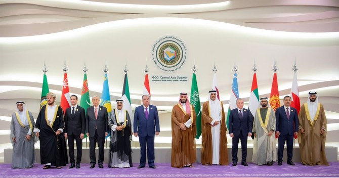 ジェッダで写真撮影に臨むGCCと中央アジア諸国の首脳ら。(SPA)